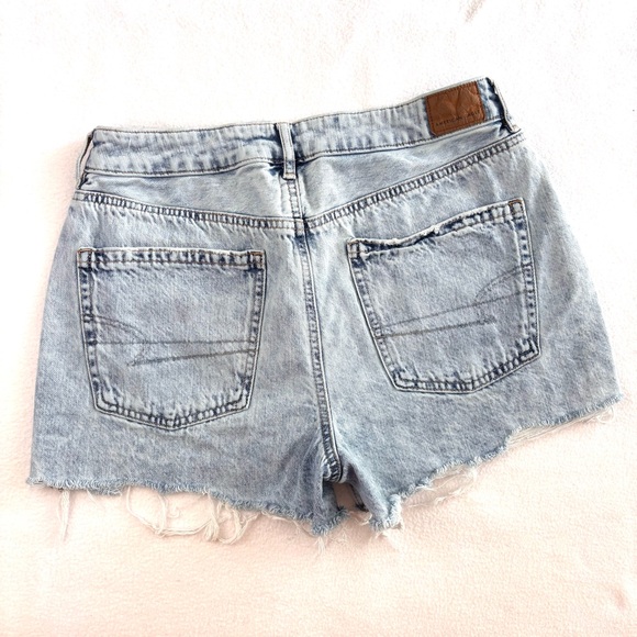 American Eagle Tomgirl Light Wash Hi-Rise Distress Raw Hem Denim Shorts (8) - Picture 7 of 15